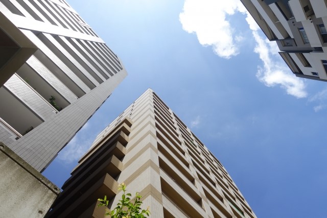 空とマンション